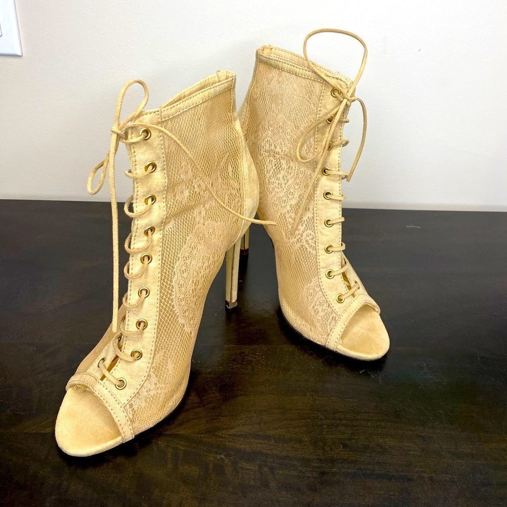 Liliana cream lace peep toe lace up heeled ankle boots, size 6.5